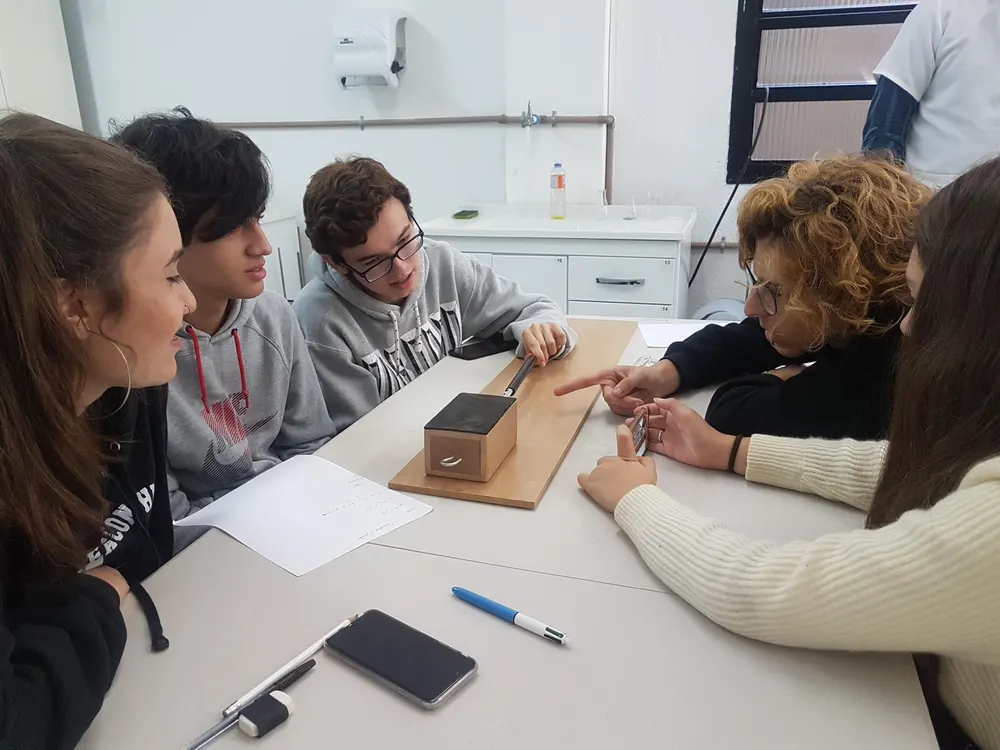 Alunos do Ensino Médio do Colégio CPV em atividade